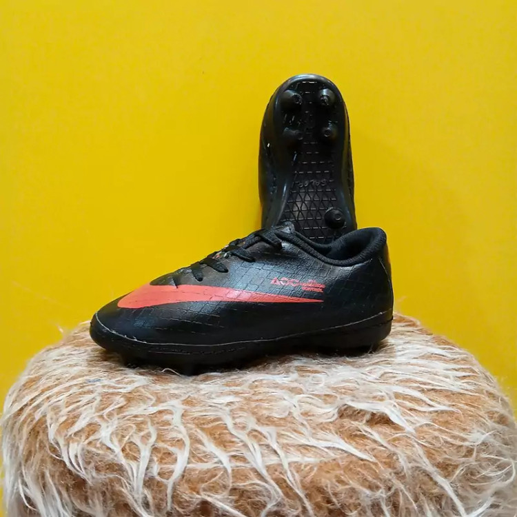 خرید کفش چمنی بچگانه استوک دار