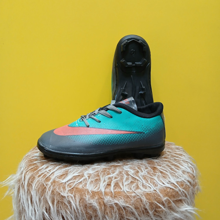 خرید کفش استوک دار مخصوص چمن طوسی سبز