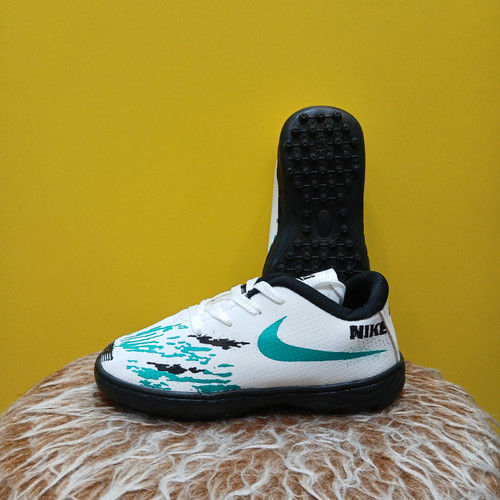 خرید کفش استوک ریز مخصوص چمن مصنوعی